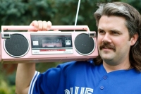 Coupe-mulet-moustache-et-radio-cassette-Blair-McMillian-vit-comme-dans-les-ann-es-80.jpg