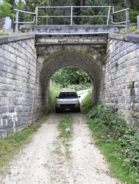 golf_2_Gti_8v_sous_pont_gorges_court005.JPG